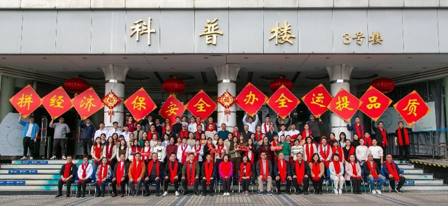少一人的曼